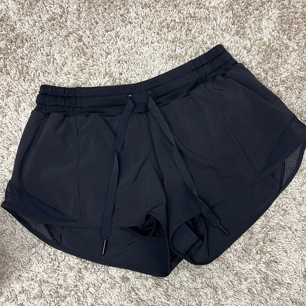 Lululemon Hotty Hot Short 2.5" Low-rise Women's size 6